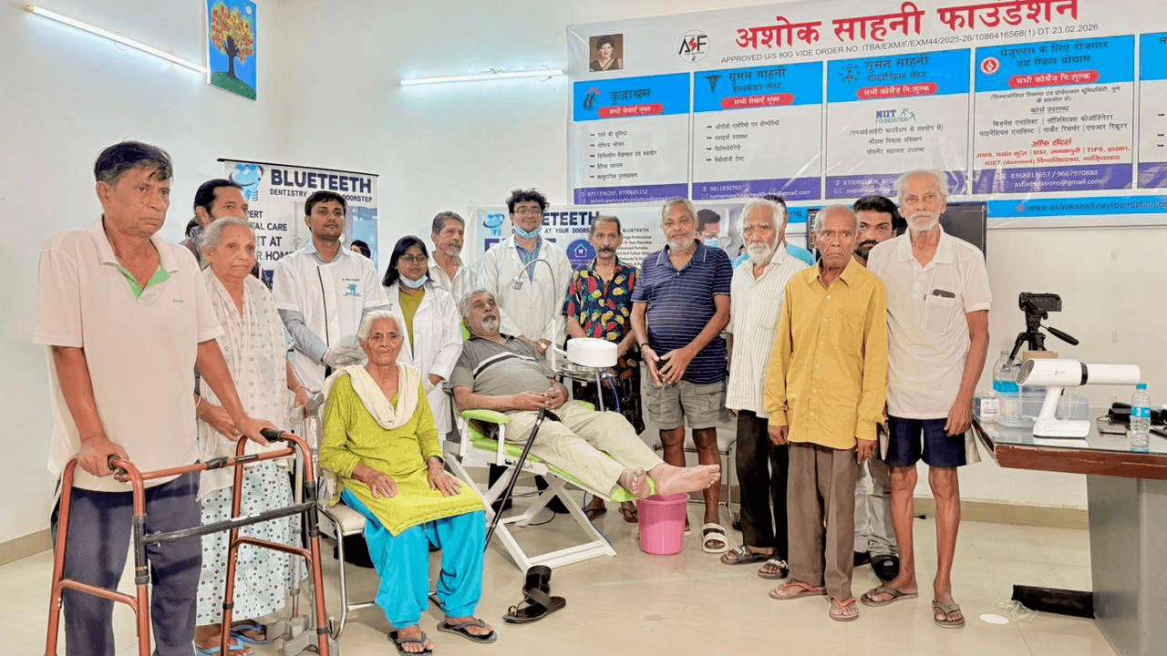 Blueteeth Foundation dental checkup session at ASHOK SAWHNEY FOUNDATION